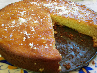 Almost flourless orange and almond cake with marmalade